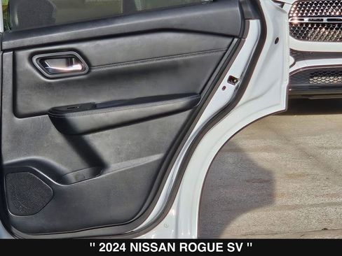 Used 2024 Nissan Rogue SV w/ SV Premium Package image 30