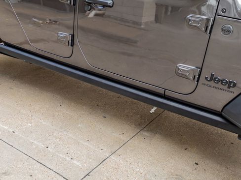 Used 2025 Jeep Gladiator Sport image 12