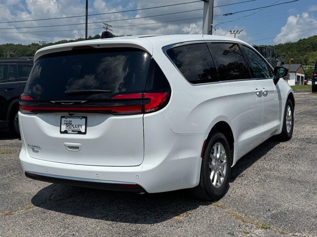 New 2027 Chrysler Pacifica Select FWD image 4