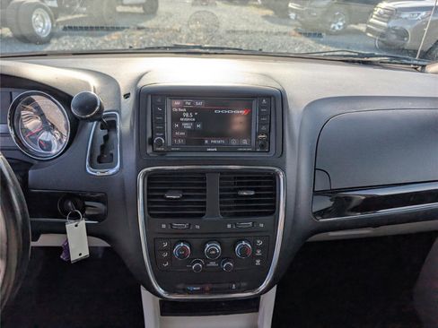 Used 2019 Dodge Grand Caravan SXT image 17