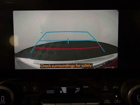 Used 2023 Toyota Highlander XLE FWD image 28