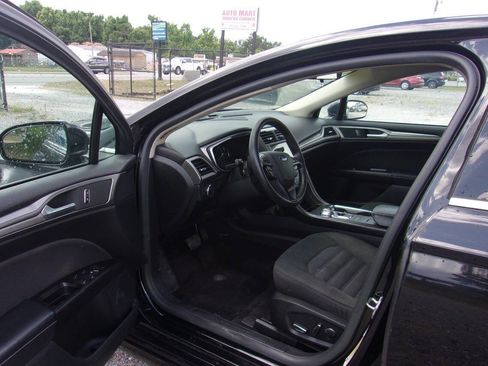 Used 2017 Ford Fusion SE w/ Fusion SE Technology Package FWD image 11