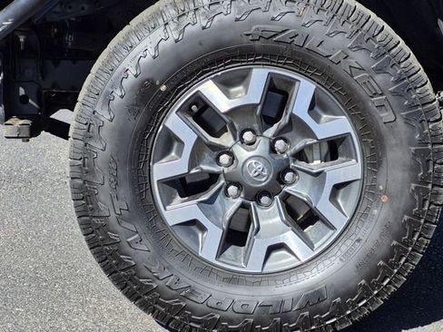 Used 2022 Toyota Tacoma TRD Off-Road AWD/4WD image 11