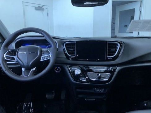 Used 2025 Chrysler Pacifica Select FWD image 17