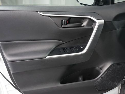 Used 2022 Toyota RAV4 LE image 27