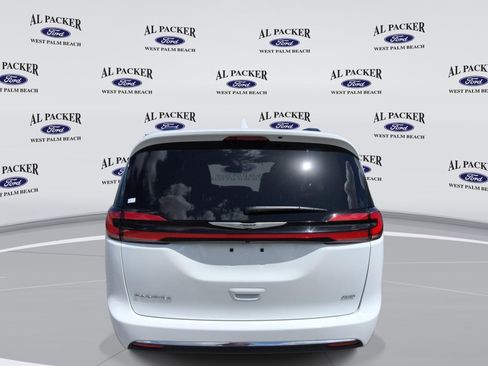 Used 2022 Chrysler Pacifica Touring-L AWD/4WD image 4