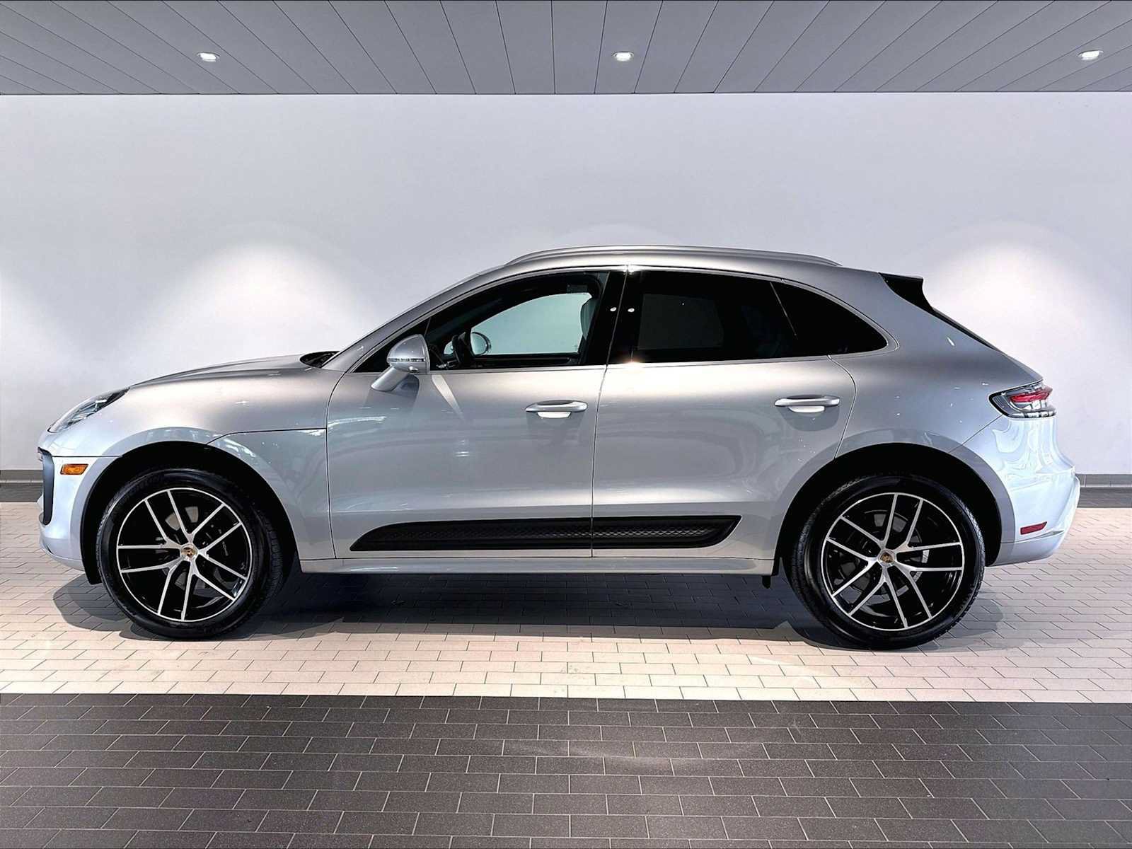 Used 2026 Porsche Macan AWD/4WD image 2