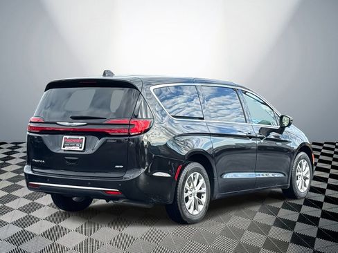 Used 2023 Chrysler Pacifica Touring-L AWD/4WD image 6
