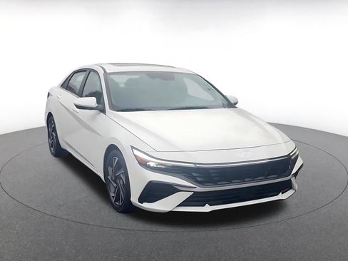 Used 2025 Hyundai Elantra SEL FWD image 3