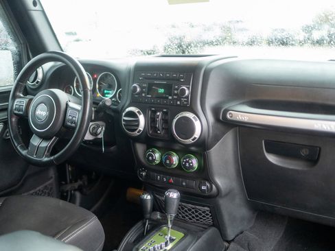 Used 2017 Jeep Wrangler Unlimited Sahara w/ Connectivity Group image 21