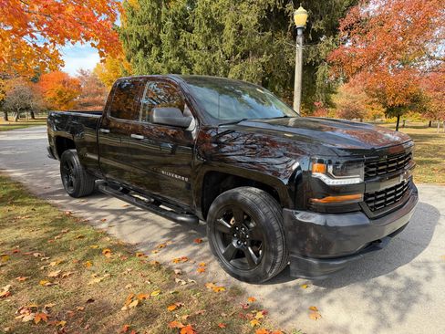 Used 2018 Chevrolet Silverado 1500 W/T w/ Black Out Edition image 2