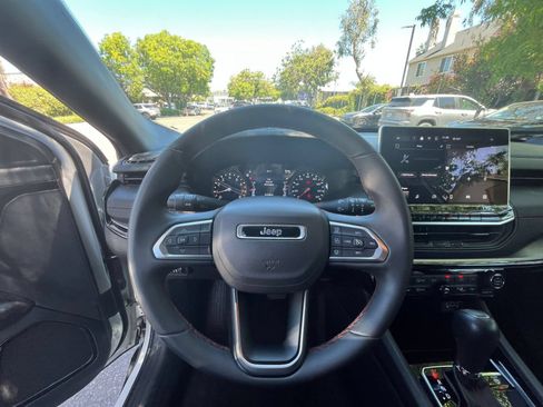 Used 2025 Jeep Compass Trailhawk AWD/4WD image 33