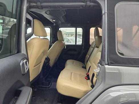 Used 2018 Jeep Wrangler Unlimited Sahara image 10