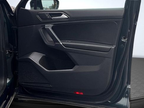 Used 2018 Volkswagen Tiguan SE w/ Panoramic Sunroof Package image 24