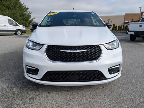 Used 2024 Chrysler Pacifica Touring-L image 8