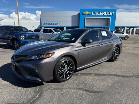 Used 2022 Toyota Camry SE w/ Carpet Mat Package (TMS) image 1