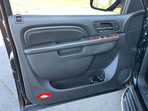 Used 2011 Cadillac Escalade Luxury image 12