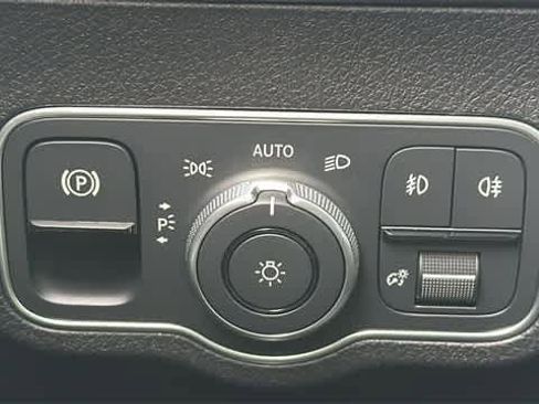 Used 2025 Mercedes-Benz GLB 250 4MATIC image 15