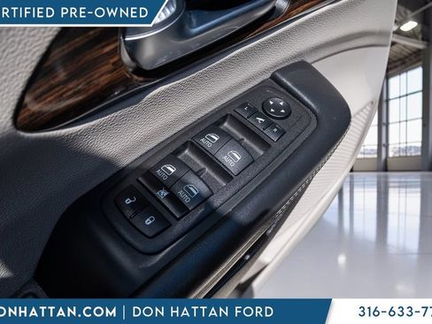 Used 2023 Chrysler Pacifica Limited FWD image 14