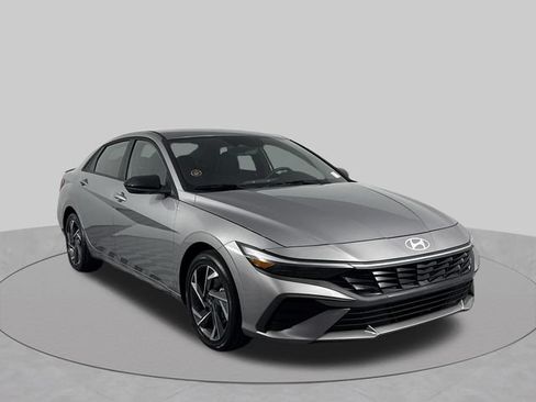 Used 2025 Hyundai Elantra SEL FWD image 13