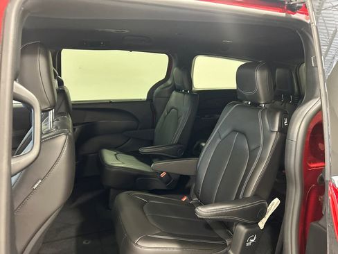 New 2026 Chrysler Pacifica Select image 30