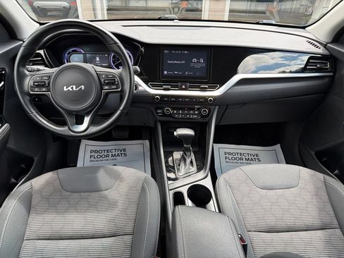 Used 2022 Kia Niro LXS FWD image 2