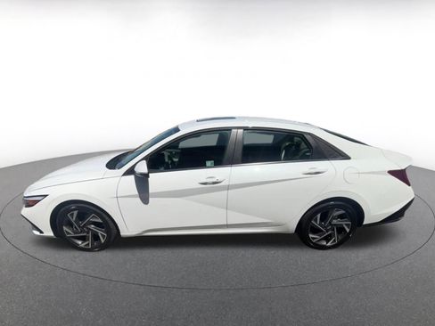Used 2025 Hyundai Elantra SEL FWD image 8