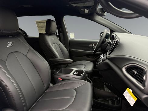 New 2026 Chrysler Pacifica Select image 15