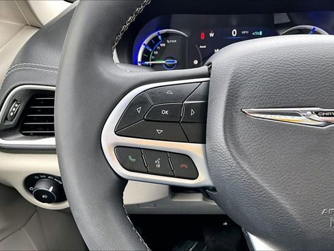 Used 2023 Chrysler Pacifica Touring-L image 18