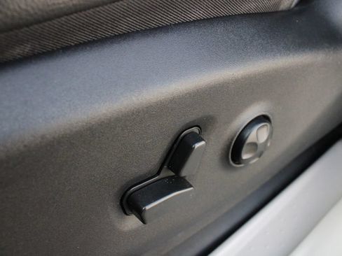 Used 2022 Chrysler Pacifica Touring-L w/ Uconnect Theater Family Group FWD image 3