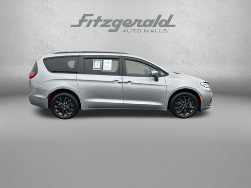 Used 2021 Chrysler Pacifica Limited w/ S Appearance Package image 8