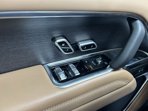 Used 2025 Land Rover Range Rover SE image 16