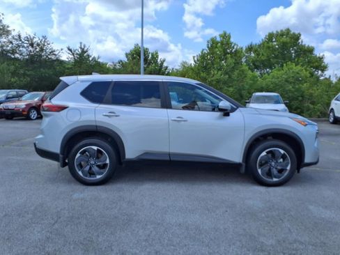 Certified 2025 Nissan Rogue SV image 14