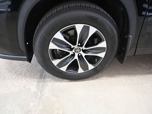 Used 2023 Toyota Highlander XLE AWD/4WD image 36