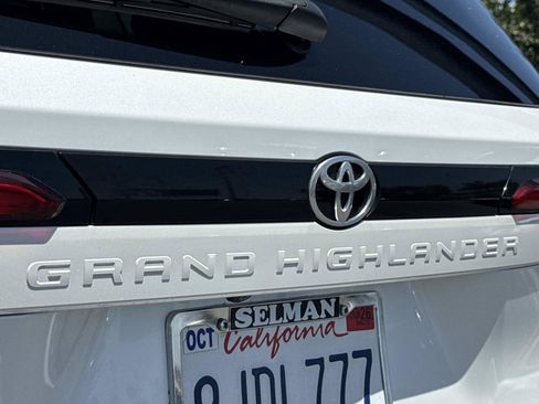 Used 2024 Toyota Grand Highlander AWD image 29