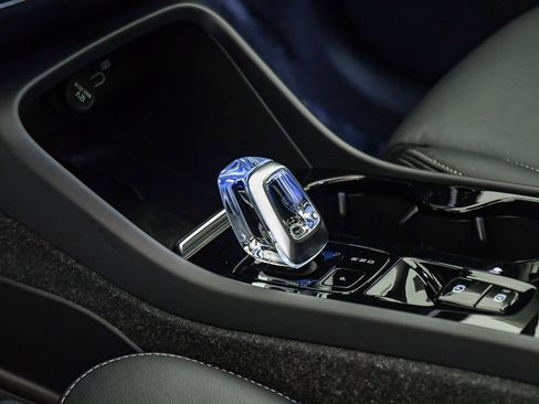 Certified 2025 Volvo XC40 B5 Plus w/ Climate Package image 18