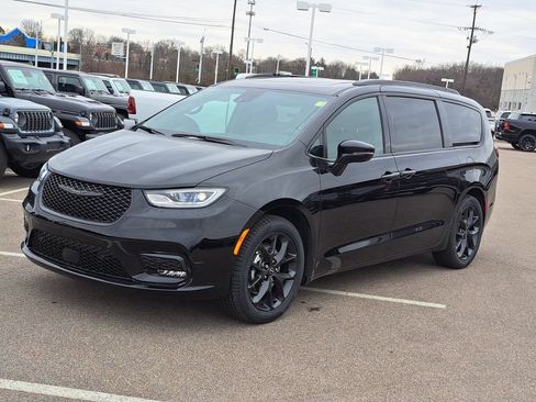New 2026 Chrysler Pacifica Limited w/ S Appearance Package FWD image 2