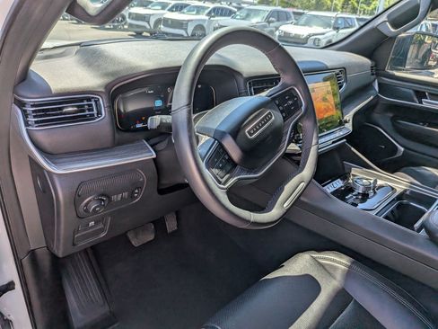 Used 2024 Jeep Wagoneer Series III AWD/4WD image 16