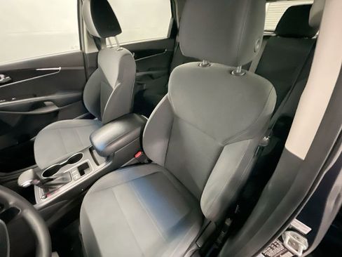 Used 2019 Kia Sorento LX image 17
