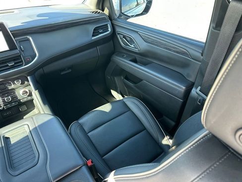 Used 2022 GMC Yukon XL SLT w/ SLT Premium Package image 18