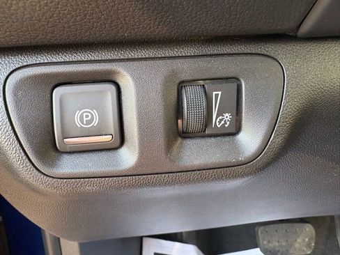 Certified 2023 GMC Acadia SLE w/ Driver Convenience Package image 19