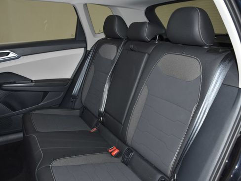 Used 2025 Volkswagen Taos SE FWD image 28