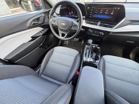 Used 2025 Chevrolet Trax LT w/ LT Convenience Package FWD image 34