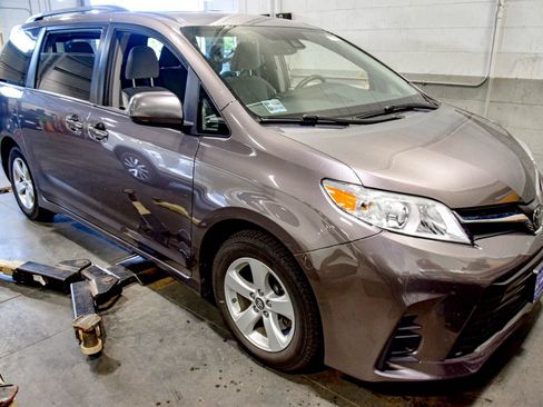 Used 2019 Toyota Sienna LE FWD image 4