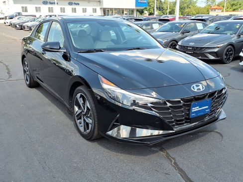 Used 2023 Hyundai Elantra Limited w/ Cargo Package FWD image 4
