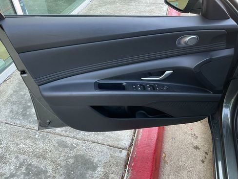 Used 2025 Hyundai Elantra SEL image 12