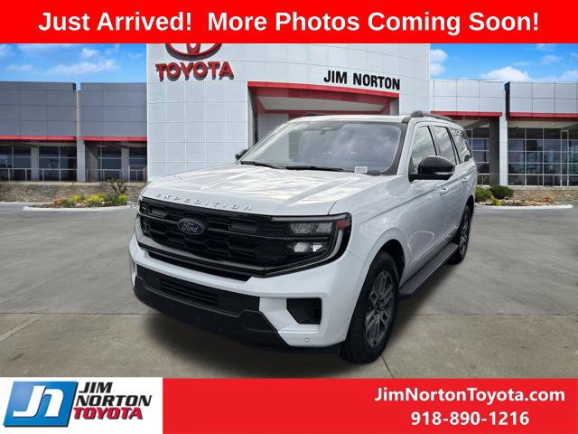 Used 2025 Ford Expedition Active AWD/4WD image 3