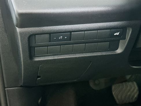 Used 2024 Mitsubishi Outlander SE image 17