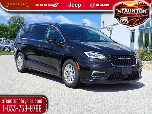 Used 2023 Chrysler Pacifica Touring-L FWD image 1