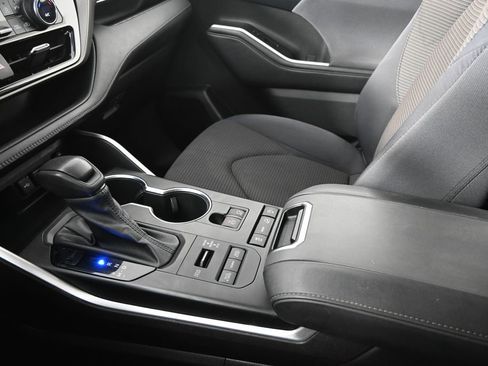 Used 2021 Toyota Highlander L image 32